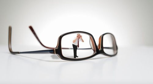 美瞳產(chǎn)業(yè)火爆背后 一場(chǎng)顏值經(jīng)濟(jì)的狂歡與眼鏡銷售的轉(zhuǎn)型