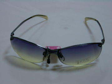 專業(yè)醫(yī)學(xué)驗(yàn)光，親民價(jià)格體驗(yàn)——南京東路寫字樓新開專業(yè)眼鏡直銷店